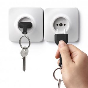 Držiak na kľúče s kľúčenkou Qualy Unplug - čierny