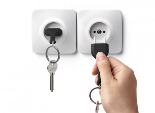 Držiak na kľúče s kľúčenkou Qualy Unplug - čierny