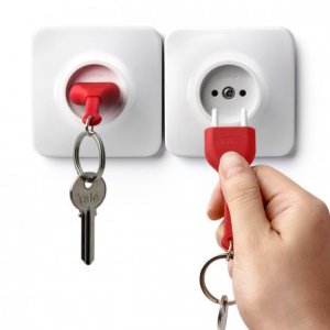 Držiak na kľúče s kľúčenkou Qualy Unplug - červený