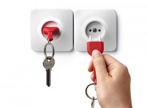 Držiak na kľúče s kľúčenkou Qualy Unplug - červený