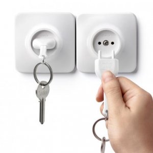 Držiak na kľúče s kľúčenkou Qualy Unplug - biely