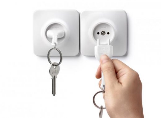 Držiak na kľúče s kľúčenkou Qualy Unplug - biely