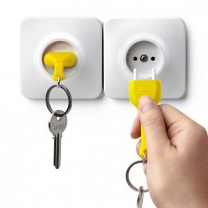 Držiak na kľúče s kľúčenkou Qualy Unplug - žltý
