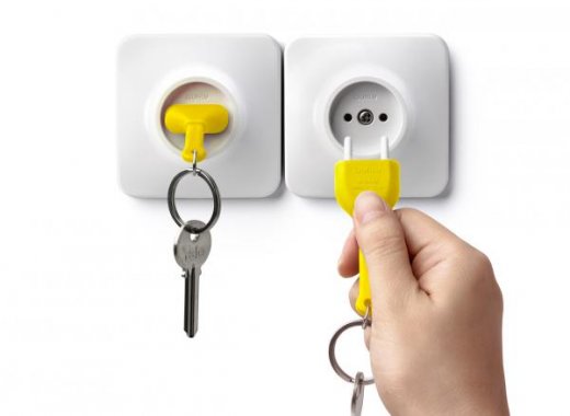 Držiak na kľúče s kľúčenkou Qualy Unplug - žltý