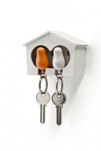 Vešiak na kľúče s 2 kľúčenkami Qualy Duo Sparrow, biela búdka - biela a oranžová kľúčenka