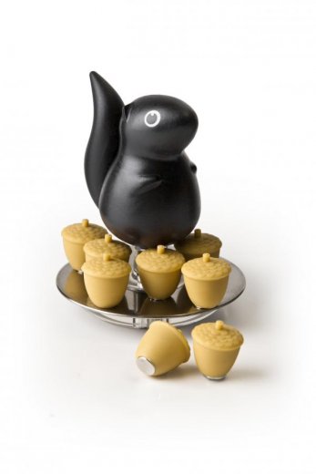 Stojan s magnetkami Qualy Magnetic Squirrel & Acorn - čierny