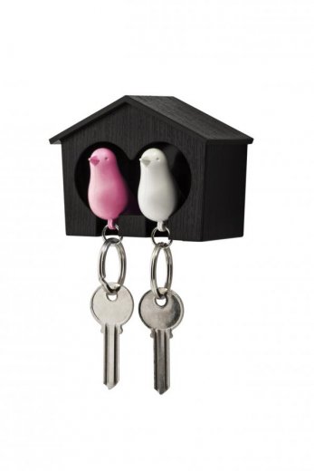 Vešiak na kľúče s 2 kľúčenkami Qualy Duo Sparrow, hnedá búdka - biela a ružová kľúčenka