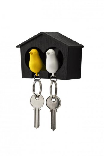 Vešiak na kľúče s 2 kľúčenkami Qualy Duo Sparrow, hnedá búdka - biela a žltá kľúčenka