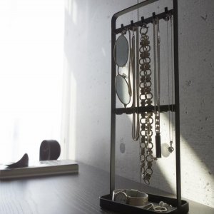 Stojan na šperky Yamazaki Tower - čierny