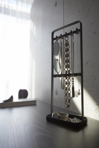 Stojan na šperky Yamazaki Tower - čierny
