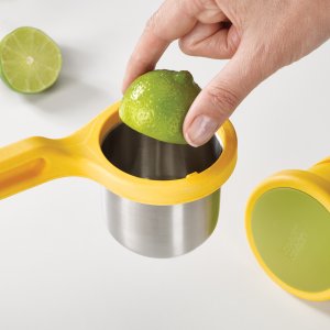Odšťavovač JOSEPH JOSEPH Helix™ Citrus Juicer
