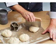 Krájač na cesto s mierkami (nerez, drevo) KITCHEN CRAFT Paul Hollywood