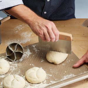 Krájač na cesto s mierkami (nerez, drevo) KITCHEN CRAFT Paul Hollywood