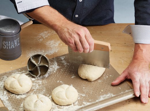 Krájač na cesto s mierkami (nerez, drevo) KITCHEN CRAFT Paul Hollywood