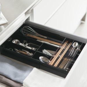 Rozťahovacie priehradky do zásuvky YAMAZAKI Tower Cutlery Tray, čierne