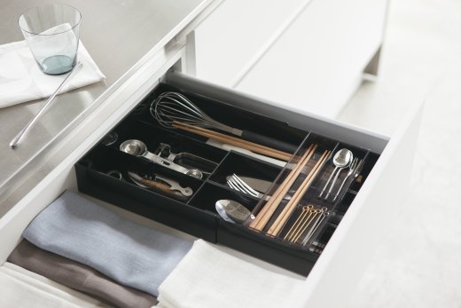 Rozťahovacie priehradky do zásuvky YAMAZAKI Tower Cutlery Tray, čierne