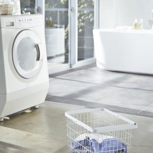Kôš na prádlo s madlom (L) YAMAZAKI Tower Laundry Basket, biely