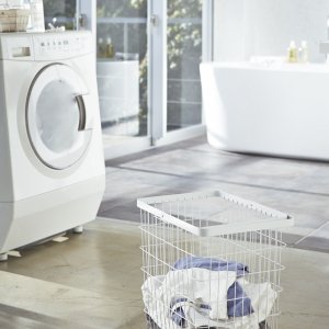 Kôš na prádlo s madlom YAMAZAKI Tower Laundry Basket L, biely