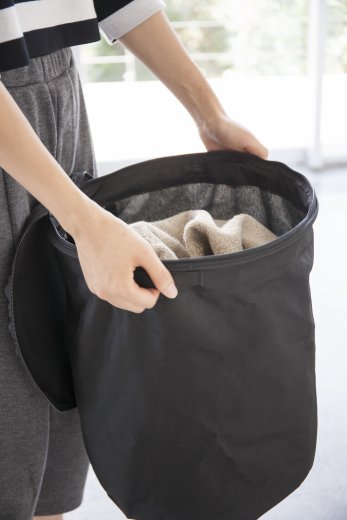 Skladací kôš na prádlo so zipsom YAMAZAKI Tower Laundry Basket, nylon/čierny