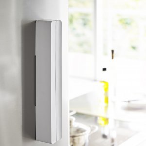 Magnetický držiak na kuchynské fólie YAMAZAKI Tower Wrap Case, biely