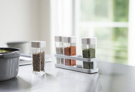 Kovový stojan s koreničkami (4 ks.) YAMAZAKI Tower Spice Rack, biely