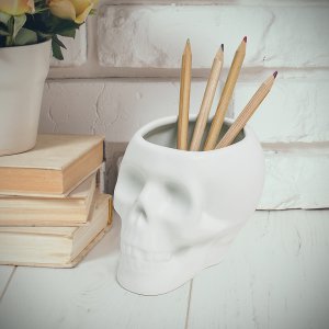Keramický stojan na perá a ceruzky BALVI Skull, biely