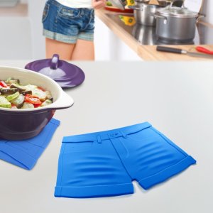 Silikónová podložka pod horúce nádoby "šortky" INVOTIS Hot Pants, modrá