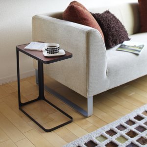 Bočný odkladací stolík YAMAZAKI Frame, čierny
