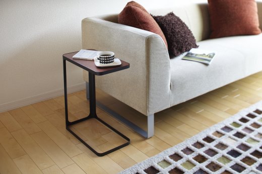 Bočný odkladací stolík YAMAZAKI Frame, čierny