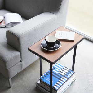 Stolík so stojanom na časopisy Yamazaki Tower Magazine Rack&Table - čierny