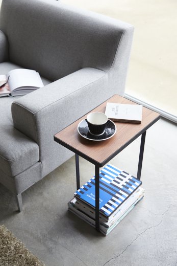 Stolík so stojanom na časopisy Yamazaki Tower Magazine Rack&Table - čierny