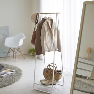 Vešiak na ramienka s odkladacou poličkou YAMAZAKI Tower Hanger Rack, biely