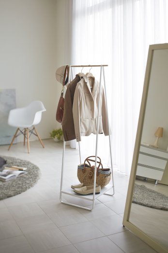 Vešiak na ramienka s odkladacou poličkou YAMAZAKI Tower Hanger Rack, biely