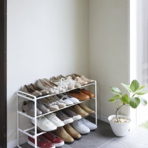 Šírkovo nastaviteľná polica na topánky YAMAZAKI Frame Shoe Rack 3, biela