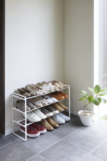 Šírkovo nastaviteľná polica na topánky YAMAZAKI Frame Shoe Rack 3, biela
