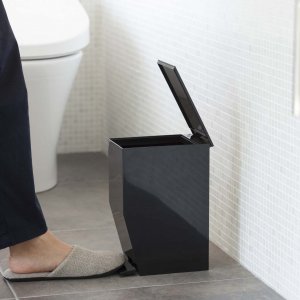 Pedálový odpadkový kôš do kúpeľne YAMAZAKI Tower Sanitary Trash Can, čierny