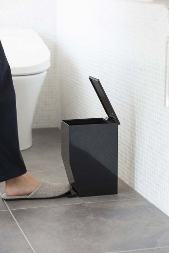 Pedálový odpadkový kôš do kúpeľne YAMAZAKI Tower Sanitary Trash Can, čierny