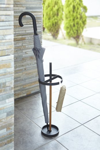 Stojan na dáždniky YAMAZAKI Rin, čierny, (kov, drevo)
