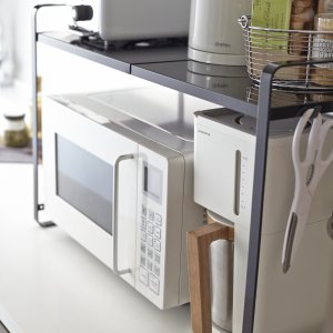 Nastaviteľná kuchynská polica 2v1 s vešiakom na kuchynské nástroje YAMAZAKI Tower Counter Organizer, 47,5-75 cm, čierna
