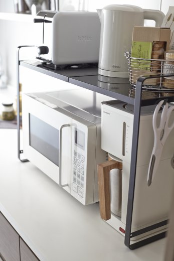 Nastaviteľná kuchynská polica 2v1 s vešiakom na kuchynské nástroje YAMAZAKI Tower Counter Organizer, 47,5-75 cm, čierna