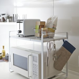 Nastavitelná kuchynská polica 2v1 s vešiakom na kuchynské nástroje YAMAZAKI Tower Counter Organizer, 47,5-75 cm, biela