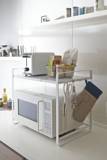 Nastavitelná kuchynská polica 2v1 s vešiakom na kuchynské nástroje YAMAZAKI Tower Counter Organizer, 47,5-75 cm, biela