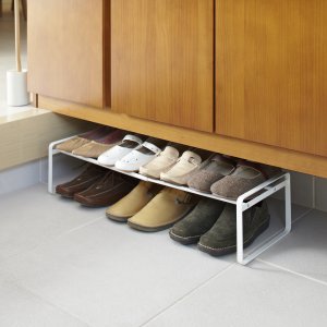 Nastaviteľná polica na topánky YAMAZAKI Frame Shoe Rack, biela