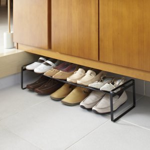 Nastaviteľná polica na topánky YAMAZAKI Frame Shoe Rack, čierna