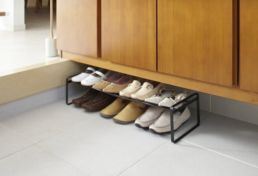 Nastaviteľná polica na topánky YAMAZAKI Frame Shoe Rack, čierna