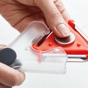 Otočná škrabka s trojicou britov a vykrajovačom očiek JOSEPH JOSEPH Tri-Peeler™