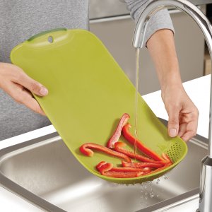 Doska na krájanie s cedníkom JOSEPH JOSEPH Chop&Drain™, zelená