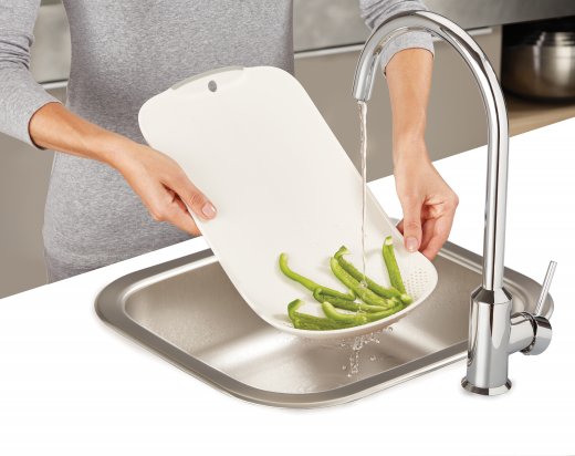 Doska na krájanie s cedníkom JOSEPH JOSEPH Chop&Drain™, biela