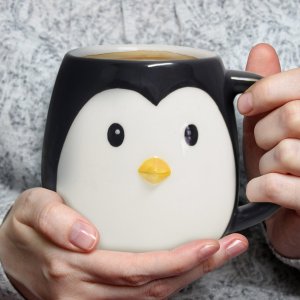 Veľký porcelánový hrnček "tučniak" BALVI Pingo, 400 ml.