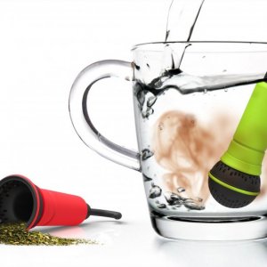 Sitko na čaj v tvare mikrofónu ROCKET Spo-Tea-Fy, červené